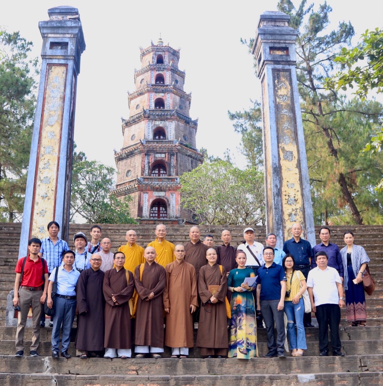 Đoàn chụp ảnh tại chùa Thiên Mụ (Tp. Huế)
