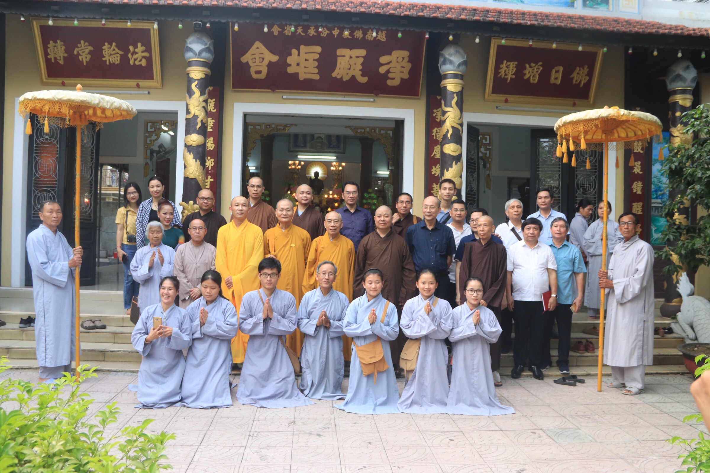 Đoàn chụp ảnh Lưu niệm tại Niệm Phật đường Tịnh Bình - Chùa Tịnh Bình Tp Huế)